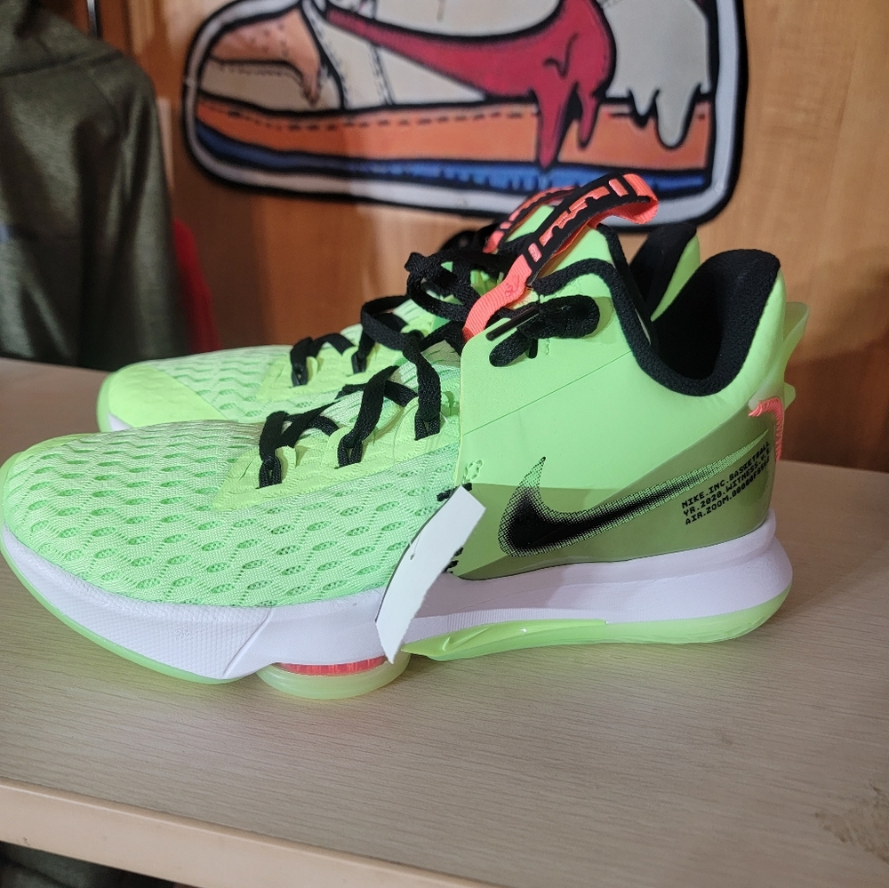 Lebron Witness V Mens Grinch Lime Glow Volt